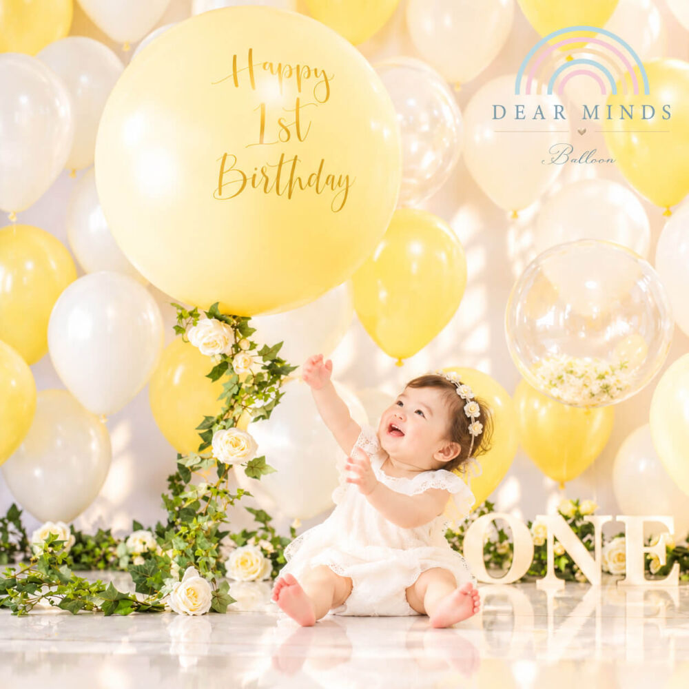大切な我が子を想う気持ちを込めた、1歳の誕生日を彩るイエローとホワイトのバルーン装飾
